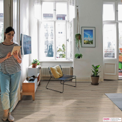 Декор ламината Haro Tritty 100 Дуб Венето Мокка 541477 в интерьере гостиной