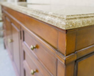 Тумба под встроенную раковину с мраморной столешницей.