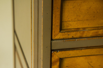 Комод с 6 выдвижными ящиками.