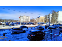 зима голубое небо много автомашин