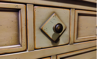 Высокий комод с 8 ящиками, цвет хаки.