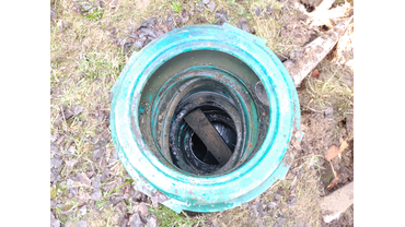 Старый "септик" из пластмассовой бочки