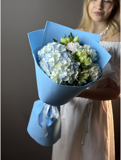 Букет с голубой гортензией , диантусом и альстромерией