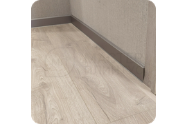 Современный шик: монтаж плинтуса Dollken Cubu Flex Life 60 в серебристо-платиновом исполнении позволяет создать стильный и современный интерьер с благородным металлическим блеском.