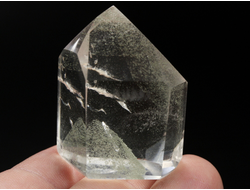 Кварц горный хрусталь с фантомами и хлоритом, кристалл полированный, Бразилия (40*32*24 мм, 44 г) №36853