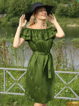 Платье с открытыми плечами