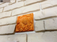 Декор-изразец к плитке под кирпич Kamastone Сказочные животные и цветы 3011, пастельно-оранжевый с золотом