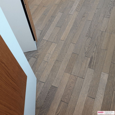 Декор паркетной доски Haro Дуб Табакко-Серый Терра Ретро 532982 в интерьере комнаты