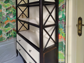 Стеллаж высокий с двумя ящиками на резных ножках.