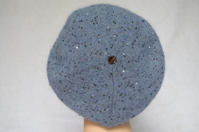 Голубой вязаный берет для женщин 50 лет фото