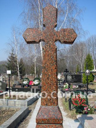 На фото памятник в виде креста из капустинского гранита на могилу в СПб