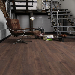 Ламинат Wineo Дуб Лиссабон Темно-коричневый LA210LV4 в интерьере гостиной