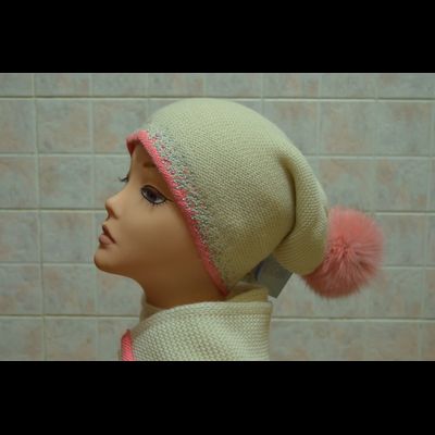 белая шапка с оранжевым помпоном и шарф