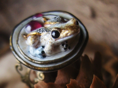 "Дневной светлячок Квакази", волшебное кольцо с лягушкой и натуральными родолитами