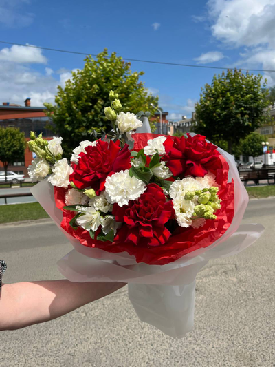 Букет из алых ажурных роз и эустомы