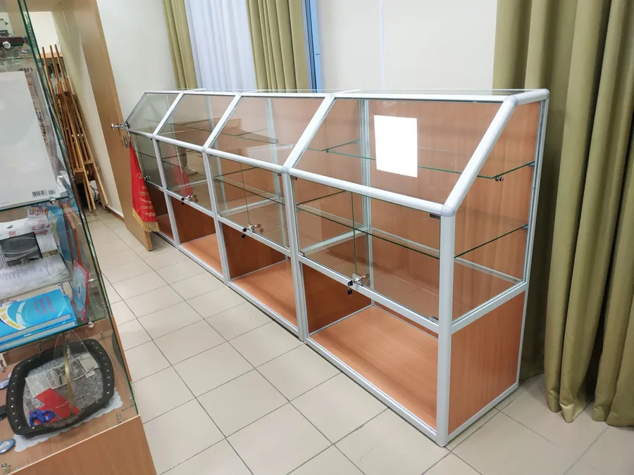 Витрины из алюминиевого профиля "Вико"
Наполнение ЛДСП, ДВПО Бук. Двери стеклянные 5мм на замках.