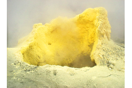 фумарола в кратере