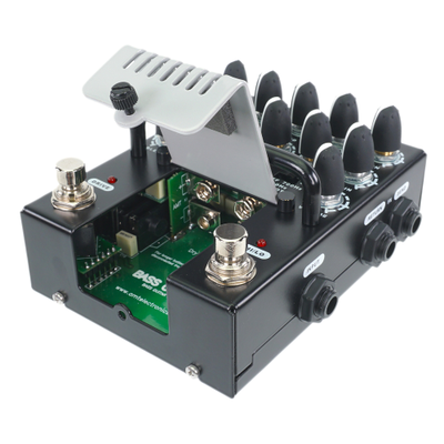 AMT Bass Crunch BC-1 - двухканальный JFET-предусилитель для бас гитары [без БП]