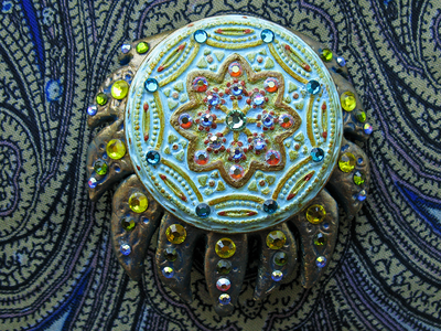 Персидское украшение - брошь-цветок "Теонанакатл" со стразами "Сваровски"