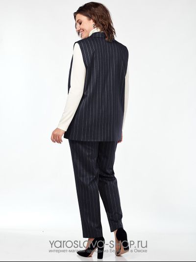 Костюм женский 2-х предметный, состоящий из жилета и брюк, из костюмного материала.