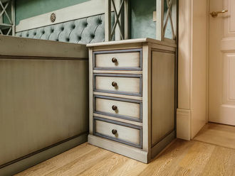 Кровать в виде тахты, с двумя выдвижными ящиками и верхней и боковой надстройкой.