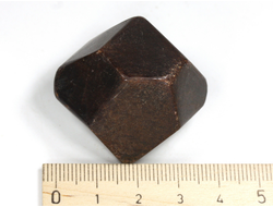 Гранат Альмандин, кристалл полированный, Россия, Кольский п-ов, Тахлинтуайв гора (37*33*30 мм, 57 г) №29829