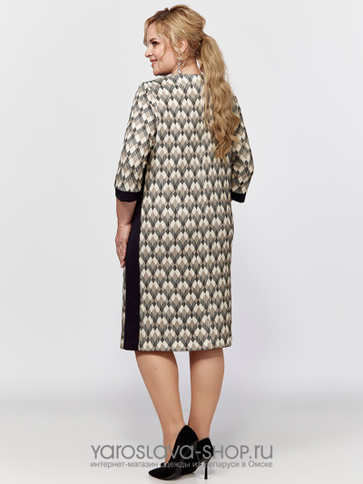 Женское платье прямого силуэта в сером оттенке