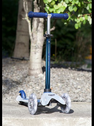 Самокат Mini Micro Deluxe Flux LED синий неохром