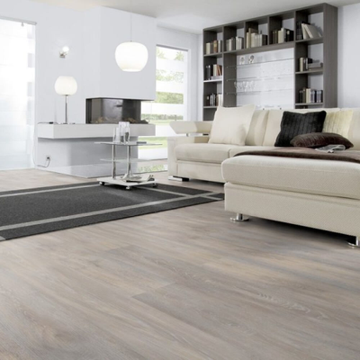 Виниловый пол Wineo 800 Wood Gothenburg Calm Oak DLC00077 в интерьере гостиной