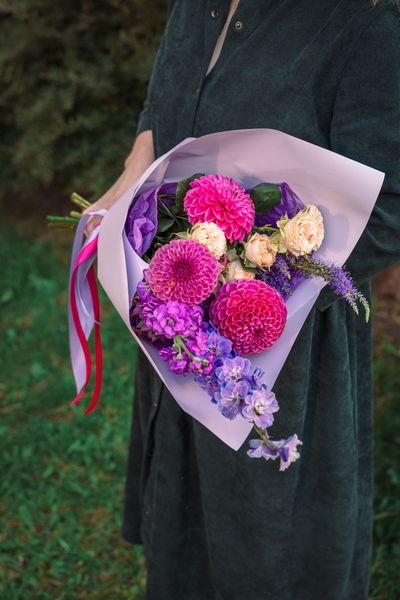 Букеты с георгинами и дельфиниумом