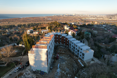 Грузия, пригород Батуми. Видовые таунхаусы, расположенные на холме. Обзор стройки. Green Side 8