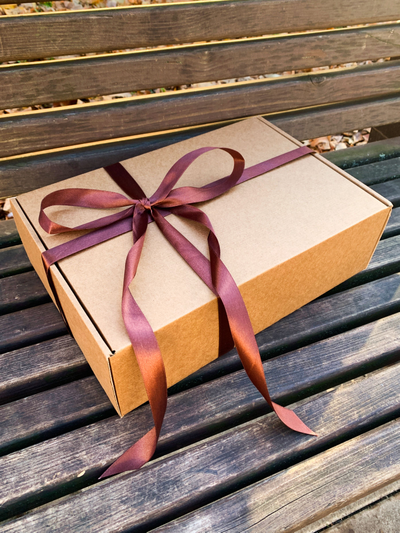 2 штуки - Подарочная коробка с наполнителем КРАФТ и коричневой лентой (32x22x10 см)