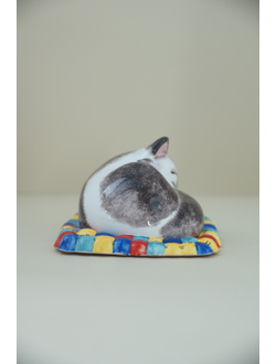 Кошка на ковре