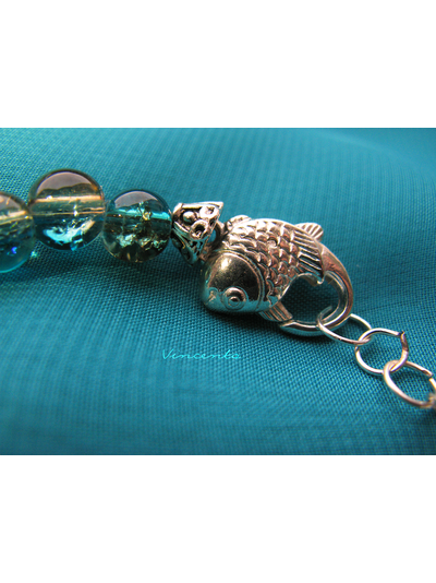 Отдых на лазурном берегу... Браслет в морском стиле с бусинами "кракле" и рыбкой