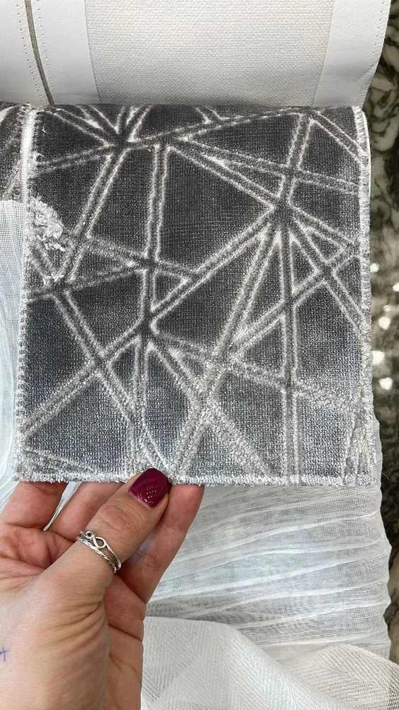 С этого образца все началось. Задача была сделать световые панели, которые напоминали бы рисунок с образца ткани.