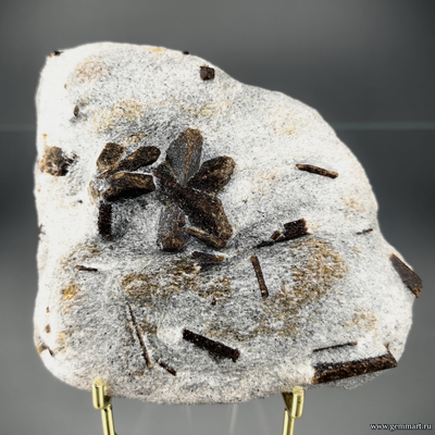 Ставролит, тройник с фрагментами кристаллов на сланце. Россия. 100*95*30мм