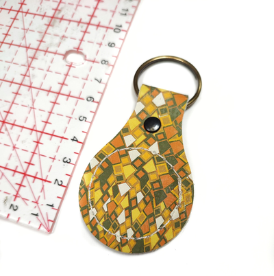 Брелок с принтом "Хочу денег, и не хочу работать"