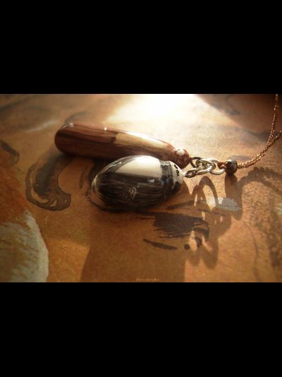 Необычный брелок-подвеска для мобильного "Пуаро и Гастингс"