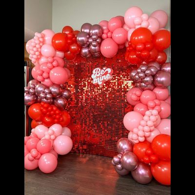 Фотозона с красными пайетками и гирляндой из шаров в стиле Бабл Гам № 1483