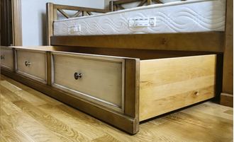 Кровать-кушетка с выдвижными ящиками.