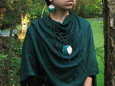 Сказки братьев Гримм. Кулон (колье) из полимерной глины с каплями "росы" - украшение в стиле фэнтези