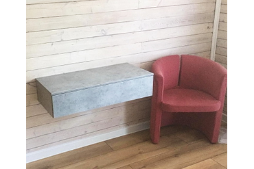 001 Навесная полка с выдвижным ящиком.
Иногда прицепом к основному заказу делаем всякое разное. Заказчик захотел себе вот такую полку с выдвижным ящиком и мы ему ее сделали.
ЛДСП Egger. F 186 Бетон Чикаго светлый-