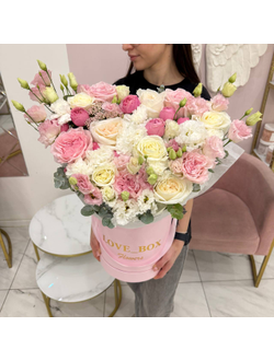 Букет в шляпной коробке микс цветов L