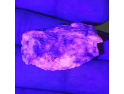 Гакманит (Содалит), светится в УФ, Россия, Мурманская обл. (35*20*17 мм, вес: 9 г) №26743