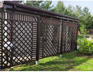 Деревянная шпалерная решетка для вьющихся растений