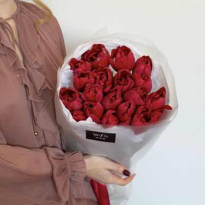 19 пионовидных тюльпанов