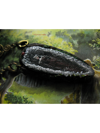 Сказочная подвеска &quot;Белоснежка&quot; по мотивам историй братьев Гримм