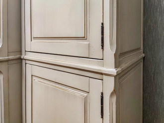 Библиотека многосекционная в классическом стиле.