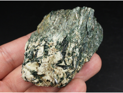 Актинолит в белом тальке, необработанный, дикий образец, Россия, Северный Кавказ, КЧР (62*48*25 мм, 102 г) №37771