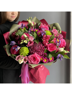 БУКЕТ В ЯРКОЙ МАЛИНОВОЙ ГАММЕ ИЗ СОРТОВОЙ ОДНОГОЛОВОЙ И КУСТОВОЙ ХРИЗАНТЕМЫ, РОЗ, ЭУСТОМЫ И КЛЕМАТИСА С ДОБАВЛЕНИЕМ ЗЕЛЕНИ - (АРТ. C10)